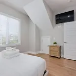 Urban Escape Rooftop Lounge With Skyline Views *