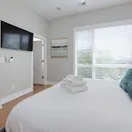 Holiday home Urban Escape Rooftop Lounge With Skyline Views *