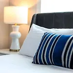 Metro Charm - Rooftop Lounge - Hot Tub * Nashville