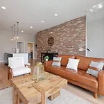 Urban Escape Rooftop Lounge With Skyline Views Holiday home