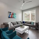 Rhythmic Retreat Rooftop Lounge 4 Bedroom 4.5 Bath Holiday home *