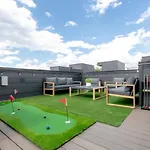 The Honkytonk Haven Hot Tub And Mini Golf Rooftop