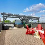 Two Townhomes - Hot Tubs And Rooftop Balconies Holiday home *