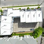 Two Townhomes- Rooftop Lounges- Hot Tub- Game Room