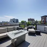 Two Townhomes Rooftop Lounges With Skyline Views Holiday home