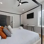 Holiday home Two Townhomes Rooftop Lounges With Skyline Views *