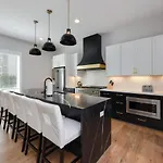 Two Townhomes Rooftop Lounges With Skyline Views Holiday home
