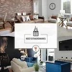 Two Townhomes Rooftop Lounges With Skyline Views Holiday home