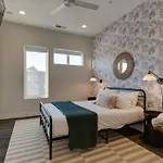 West End 4 Bd,4bath Walk To Bars-close To Broadway *
