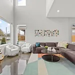 Private Heated Pool, Hot Tub-Minutes From Broadway
