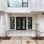 Illume New Modern Downtown Views With A Pool