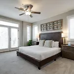 Dolly Would - Near Music Row King Beds *