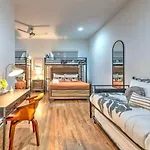 New 4bdrm House With Views, Pool Table, 5min To Downtown! Sleeps 22! Holiday home