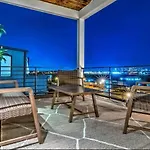 New 4bdrm House With Views, Pool Table, 5min To Downtown! Sleeps 22! Holiday home Nashville