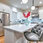 New 4bdrm House With Views, Pool Table, 5min To Downtown! Sleeps 22! Holiday home