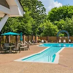 Pool, Walk Restaurants Bars On Famous Music Row