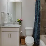 Holiday home Modern 3br With Garage, Rooftop, Hot Neighborhood 10 Mins To Broadway, 24 Hour Hospitality Team, Perfect For Groups