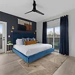 The Iris - Walk To Dining And Nightlife Rooftop! Holiday home