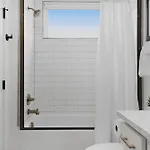 The Iris - Walk To Dining And Nightlife Rooftop! Holiday home *