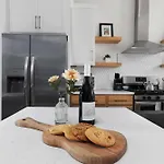 Holiday home The Iris - Walk To Dining And Nightlife Rooftop! *