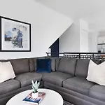 Holiday home The Iris - Walk To Dining And Nightlife Rooftop! *