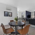 Holiday home The Iris - Walk To Dining And Nightlife Rooftop! *