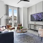 The Azalea - Walk To Dining & Nightlife, Rooftop! Holiday home *