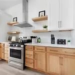 Holiday home The Azalea - Walk To Dining & Nightlife, Rooftop! *