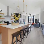 The Camellia - Rooftop Patio & Dog Friendly! Holiday home Nashville