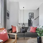 Holiday home The Camellia - Rooftop Patio & Dog Friendly! *