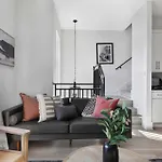 Holiday home The Camellia - Rooftop Patio & Dog Friendly!