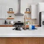 The Camellia - Rooftop Patio & Dog Friendly!