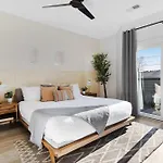 The Camellia - Rooftop Patio & Dog Friendly! Holiday home *