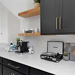 The Sunflower - Mins To Broadway And Rooftop Patio! Holiday home