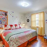 Holiday home 6 Mi To Downtown: 70s-themed In Nashville!