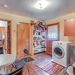 Holiday home 6 Mi To Downtown: 70s-themed In Nashville! *