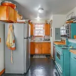 Holiday home 6 Mi To Downtown: 70s-themed In Nashville!