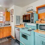 Holiday home 6 Mi To Downtown: 70s-themed In Nashville! *