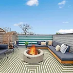 Holiday home The Daylily Rooftop Patio, Steps To Dining