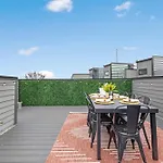 Holiday home The Daylily Rooftop Patio, Steps To Dining *