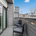 The Daylily Rooftop Patio, Steps To Dining Holiday home *