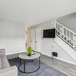 Brentwood U9 I Cozy & Comfy I 2bd I Free Parking