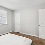 Brentwood U10 I Cozy & Comfy I 2bd I Free Parking Apartment *