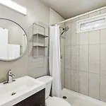 Family Friends And Free Parking Close To Downtown *