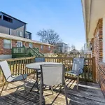 Family Friends And Free Parking Close To Downtown Holiday home
