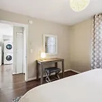 Family Friends And Free Parking Close To Downtown Holiday home *