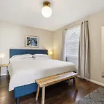 Family Friends And Free Parking Close To Downtown Holiday home