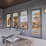 Stylish Multi-Level Retreat Rooftop & Pool Table