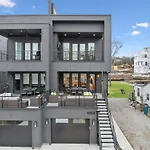 New Modern Multi-Level Home Pooltable & Rooftop