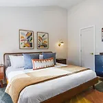 Mid-century Modern Near Restaurants, Coffee And Bars Holiday home